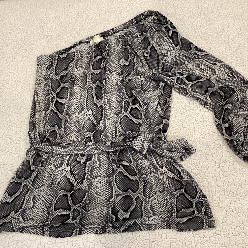 Michael Kori’s One-Shoulder Snake Print Top L